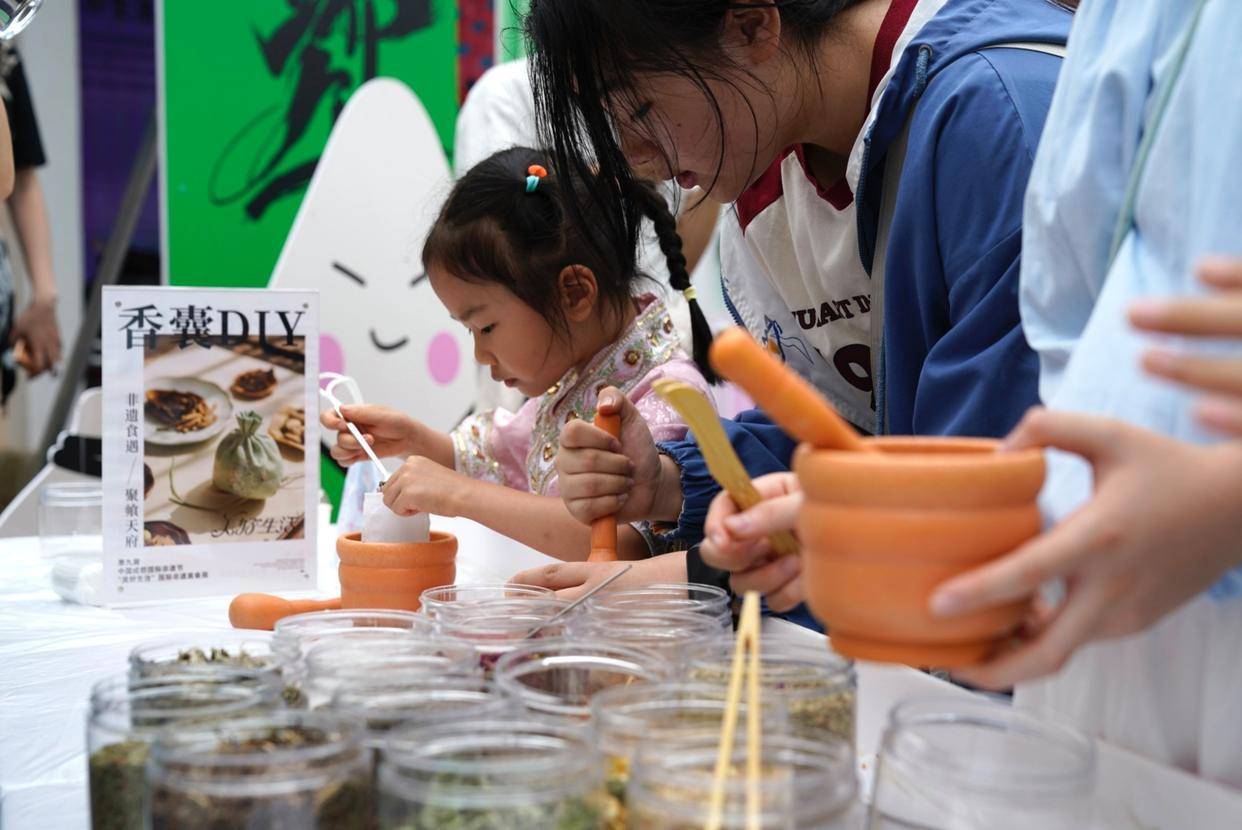 品特色美食、賞民俗展演 端午節(jié)成都端出“非遺大餐”:特色美食